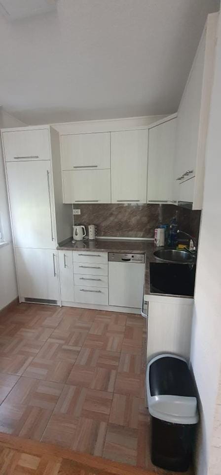 Kitchen or kitchenette, dishwasher, pet friendly, stove