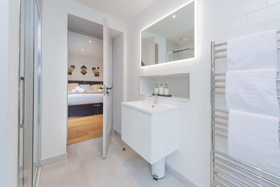 Parking - Modern - 2 Bedroom Apt - 5 Min to Centre Apartment in Shrewsbury