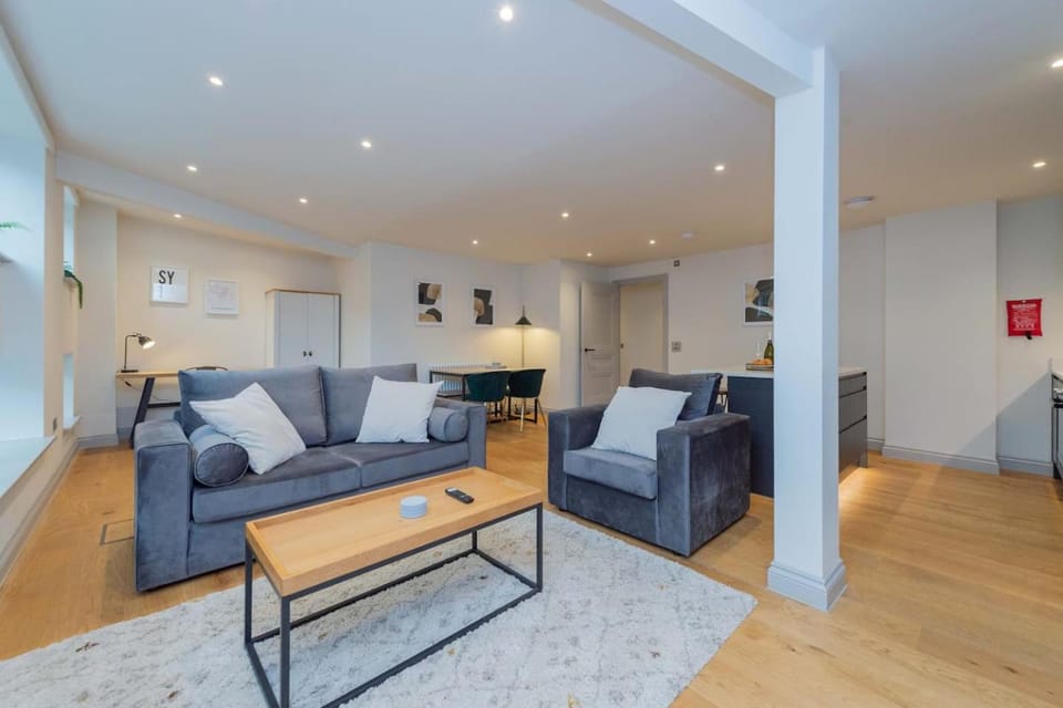 Parking - Modern - 2 Bedroom Apt - 5 Min to Centre Apartment in Shrewsbury