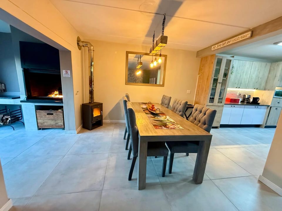 Coffee/tea facilities, Kitchen or kitchenette, Lounge or bar, Seating area, Dining area, fireplace, stove