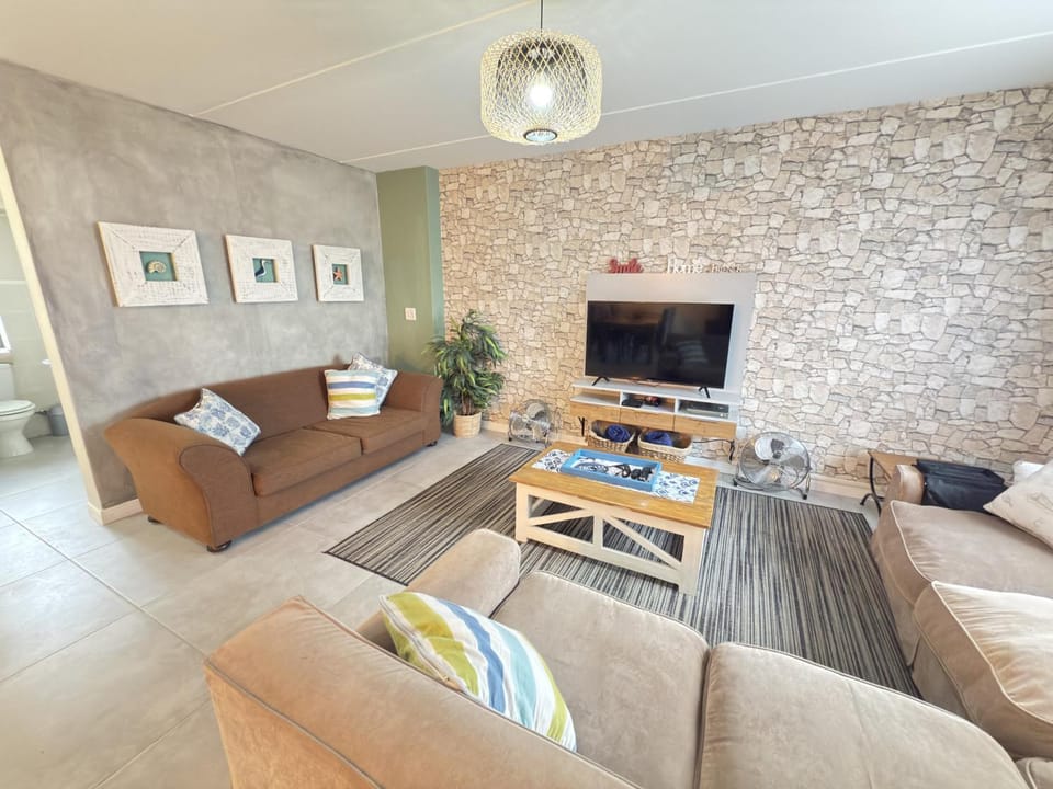 Communal lounge/ TV room, TV and multimedia, Living room, Seating area