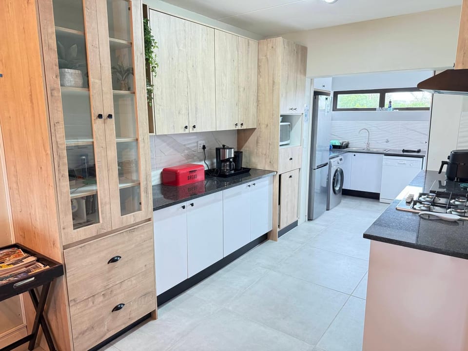 Coffee/tea facilities, Kitchen or kitchenette, dishwasher, oven, stove, toaster, kitchen