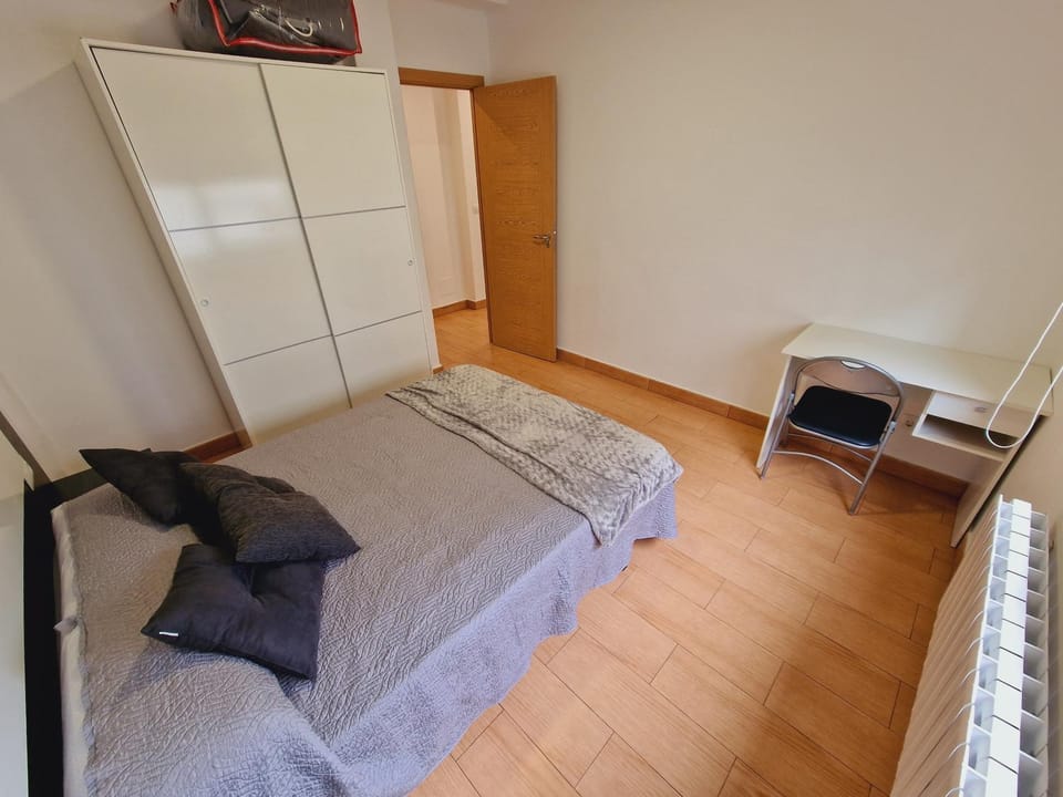 Photo of the whole room, Bedroom