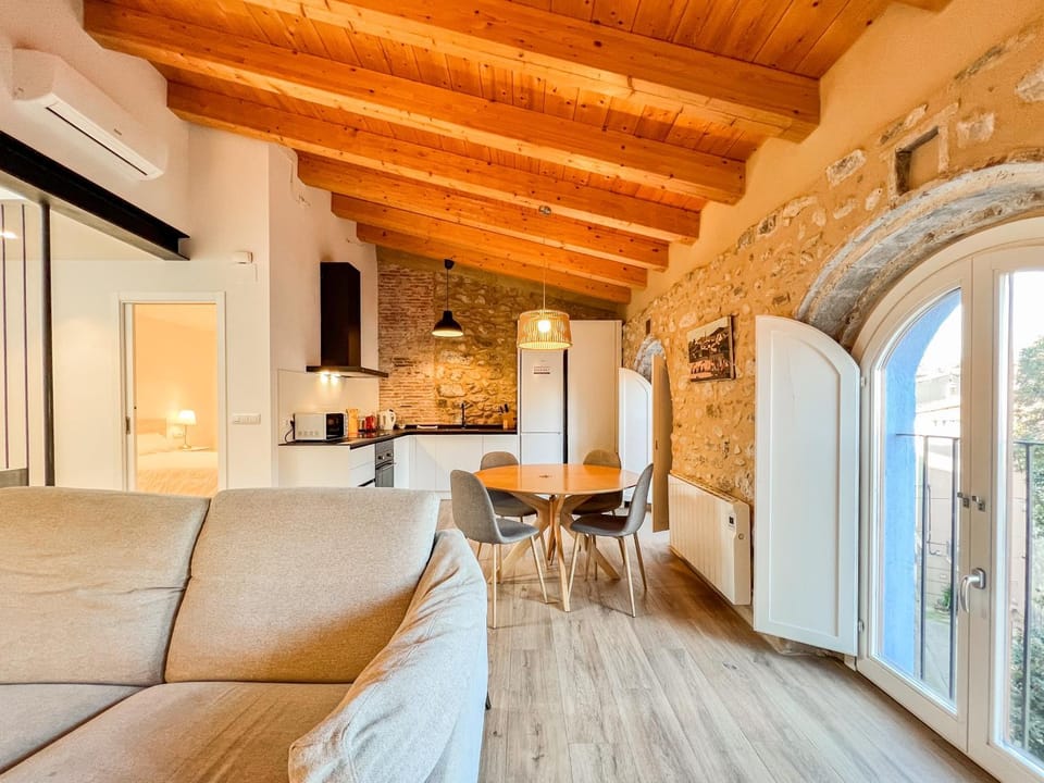 Ganganell Àtic. Apartamento con terraza en Besalú Apartment in Garrotxa