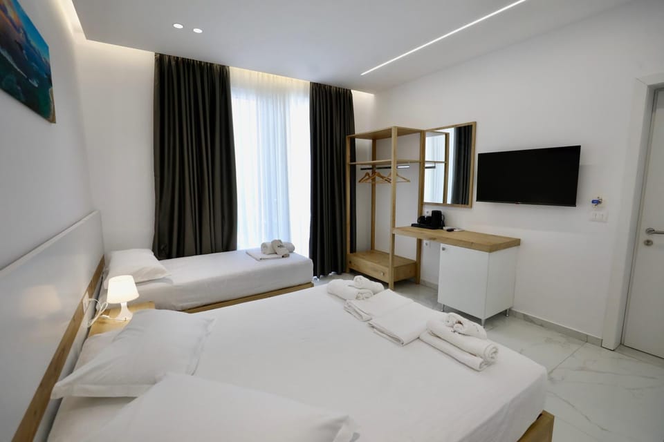 Bed, TV and multimedia, Photo of the whole room, towels