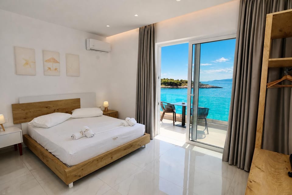 Photo of the whole room, Sea view