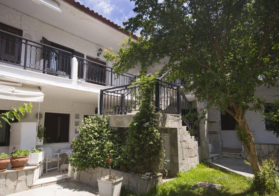 Property building, Facade/entrance, Garden