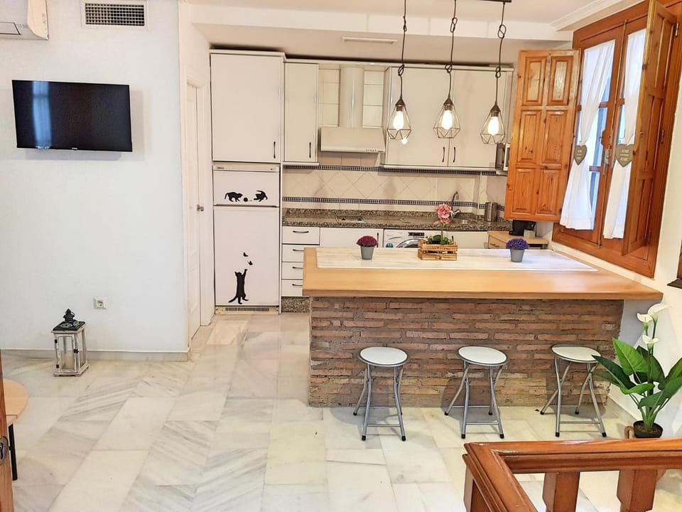 Kitchen or kitchenette, Dining area