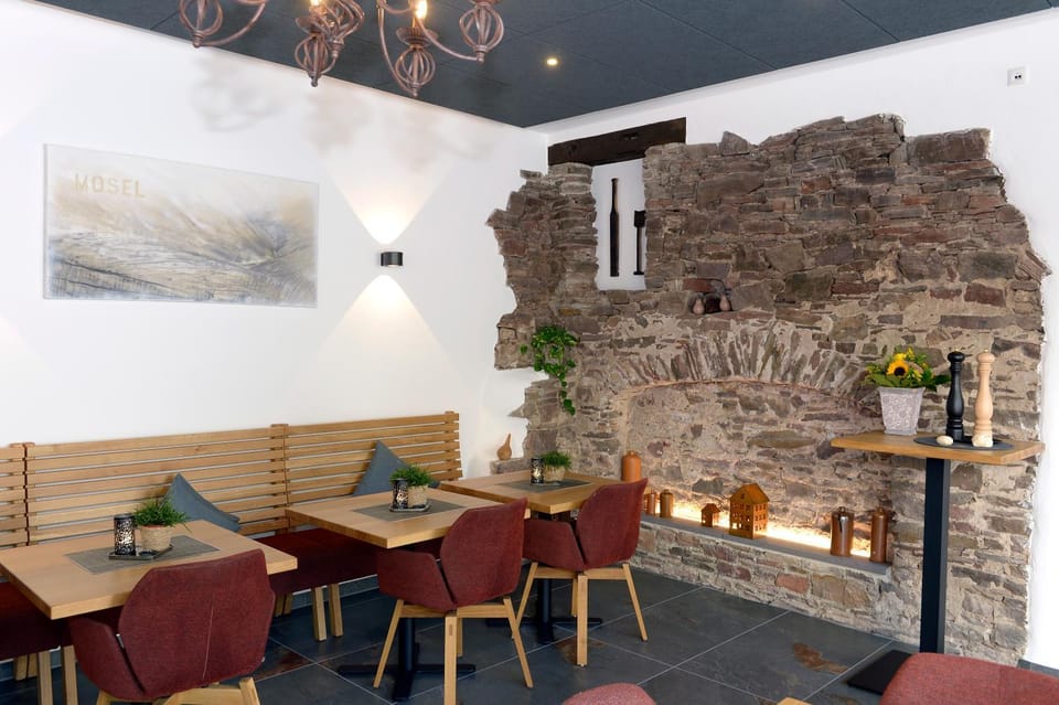 Restaurant/places to eat, Internal: Not applicable to any particular room