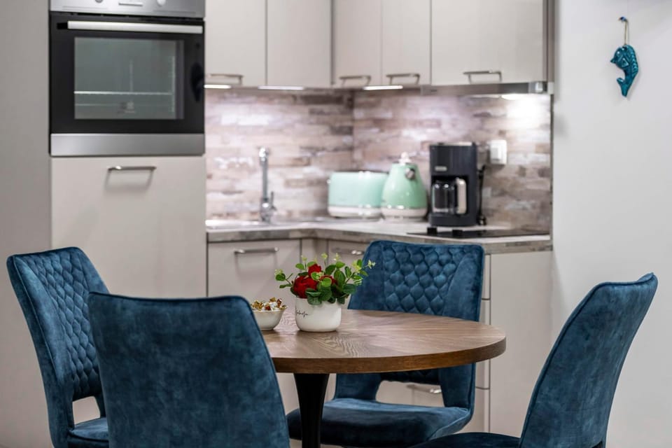 Kitchen or kitchenette, Seating area, Dining area, oven, toaster