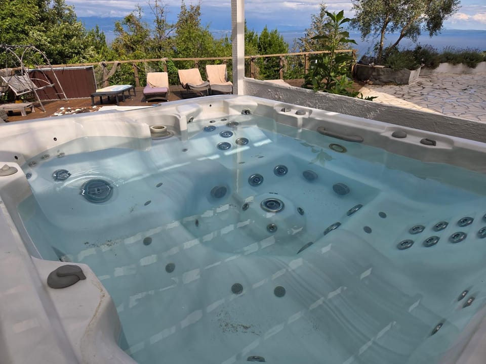 Grosse Apartments mit Meerblick und Pool und Jacuzzi Apartment in Primorje-Gorski Kotar County