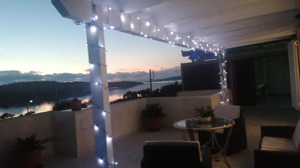 Property building, Balcony/Terrace, Lake view