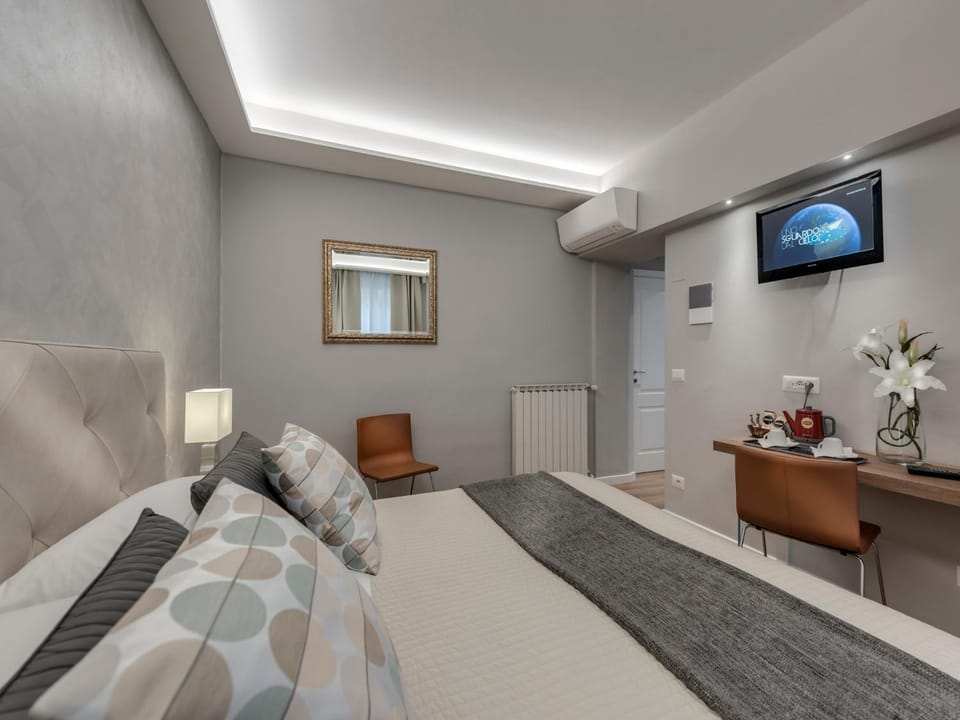 Shower, Toilet, Bed, Bathroom, Coffee/tea facilities, Photo of the whole room, Bedroom, Inner courtyard view