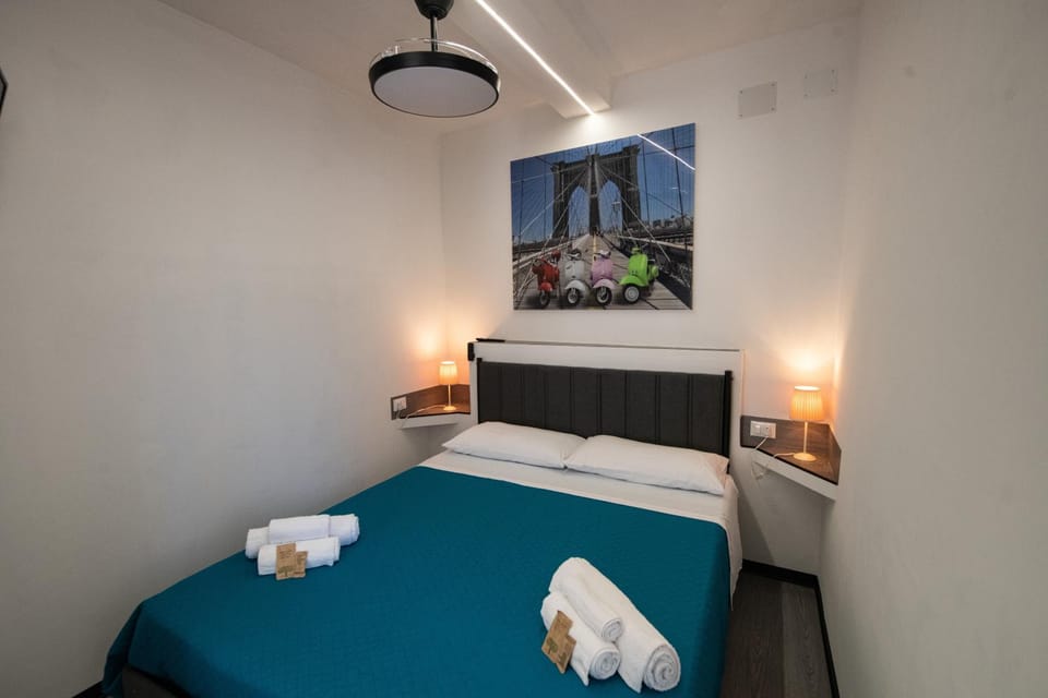 Bed, TV and multimedia, Photo of the whole room, Bedroom, towels