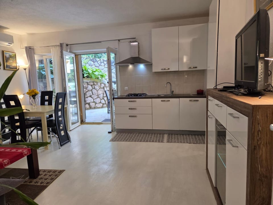 Apartment mit zwei Schlafzimmer und Pool und Jacuzzi Apartment in Primorje-Gorski Kotar County