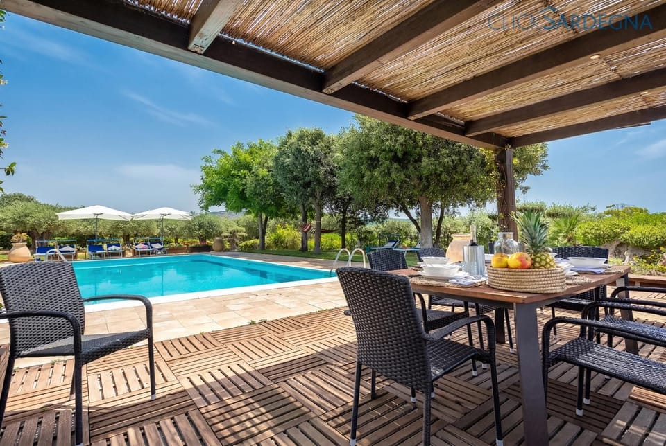 Garden, Food and drinks, Dining area, Food, Garden view, Pool view, Swimming pool, sunbed