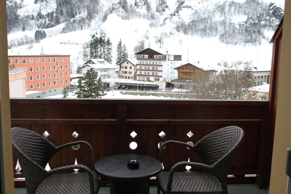 City view, Quiet street view