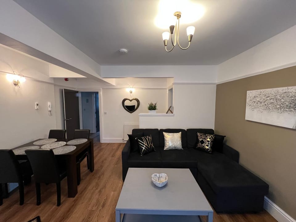 Large Family-Friendly 2BD Glastonbury Retreat, Sleeps 5 Apartment in Glastonbury