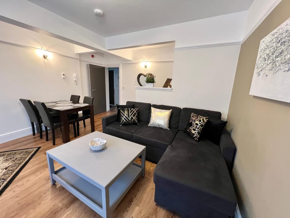 Large Family-Friendly 2BD Glastonbury Retreat, Sleeps 5 Apartment in Glastonbury