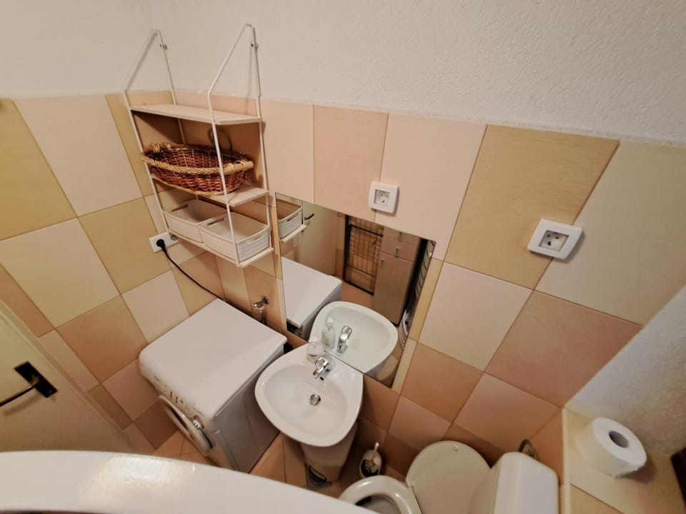 Bathroom, washing machine