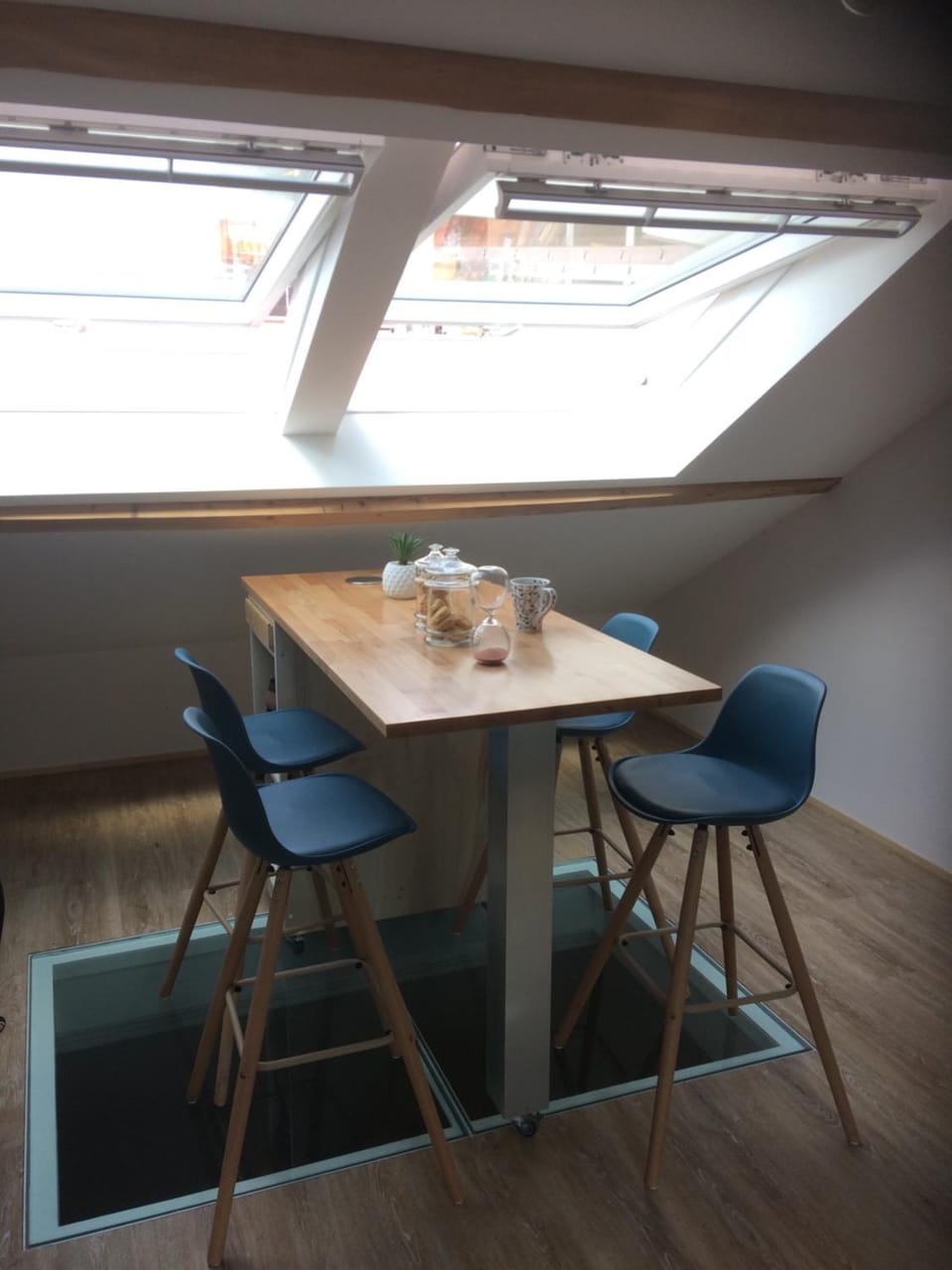 Seating area, Dining area
