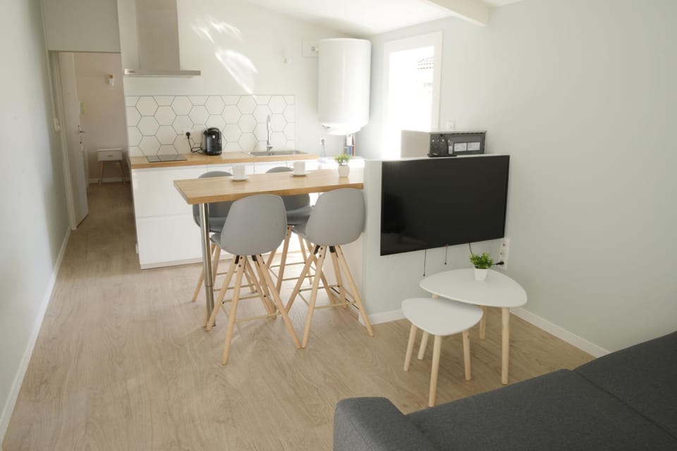 Kitchen or kitchenette, Living room, Seating area, Dining area