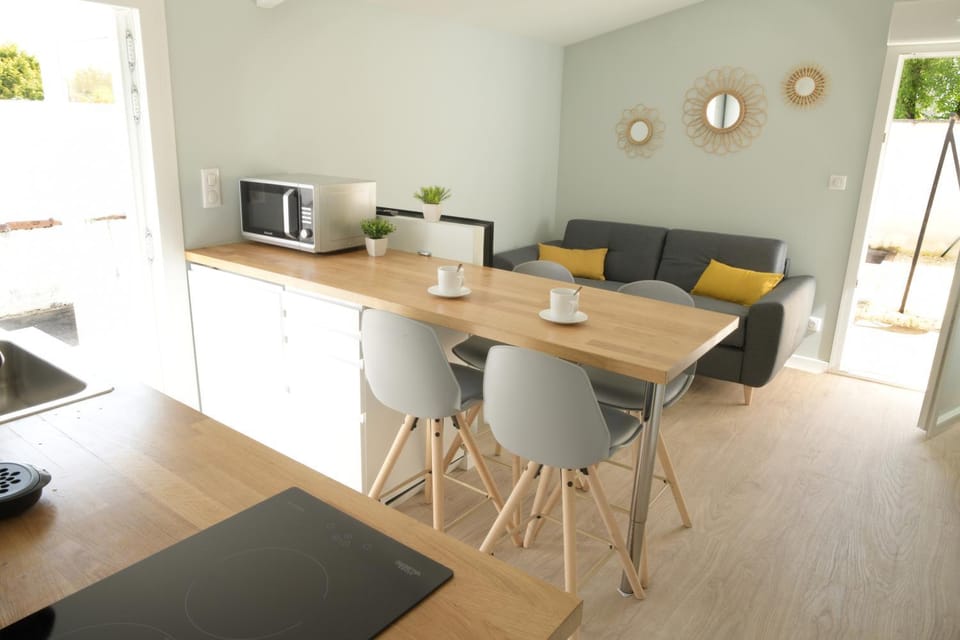 Bed, Living room, Seating area, Dining area