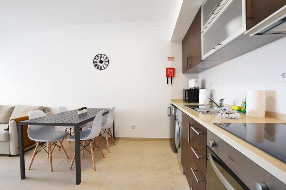 Spring, Day, People, Other, Decorative detail, Bedroom, On site, Guests, Area and facilities, Seasons, Time of day, children, young children, older children, group of guests, Family, locker, pet friendly, stove, kitchen, air conditioner