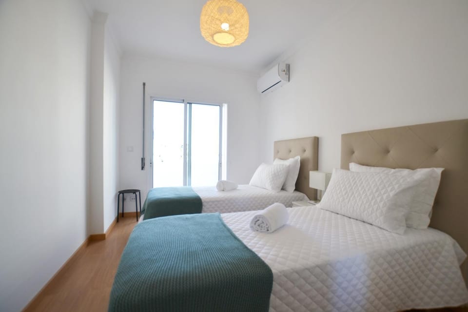 Spring, Bed, Day, People, Summer, Living room, Photo of the whole room, Decorative detail, Bedroom, On site, Guests, Garden view, Street view, Seasons, Time of day, children, young children, older children, group of guests, Family, Inner courtyard view, locker, towels