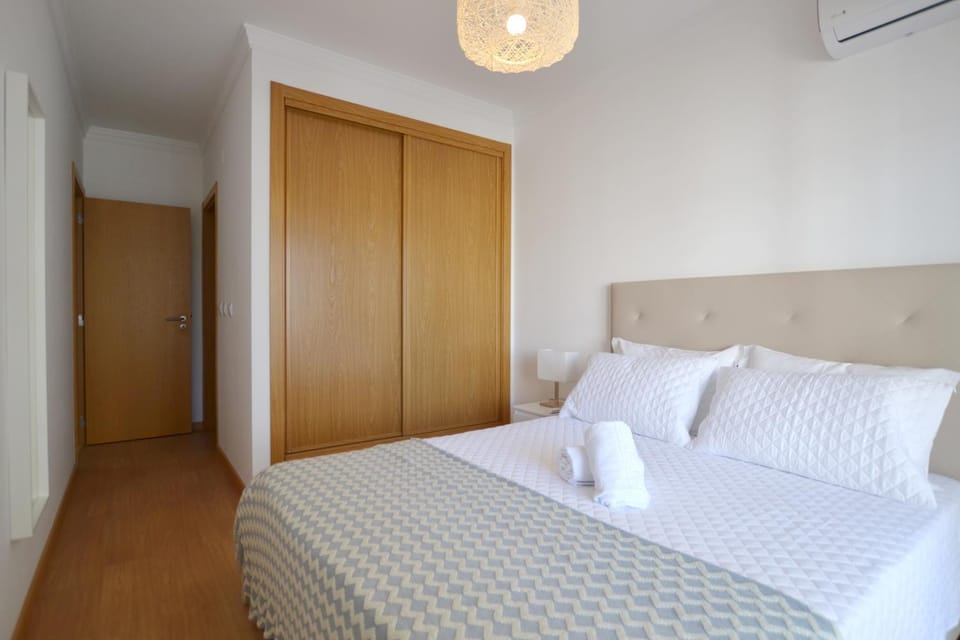 Toilet, Spring, People, Summer, Other, Photo of the whole room, Decorative detail, Bedroom, On site, Guests, Garden view, Pool view, Street view, Seasons, children, young children, older children, group of guests, Family, locker, towels, wardrobe, air conditioner