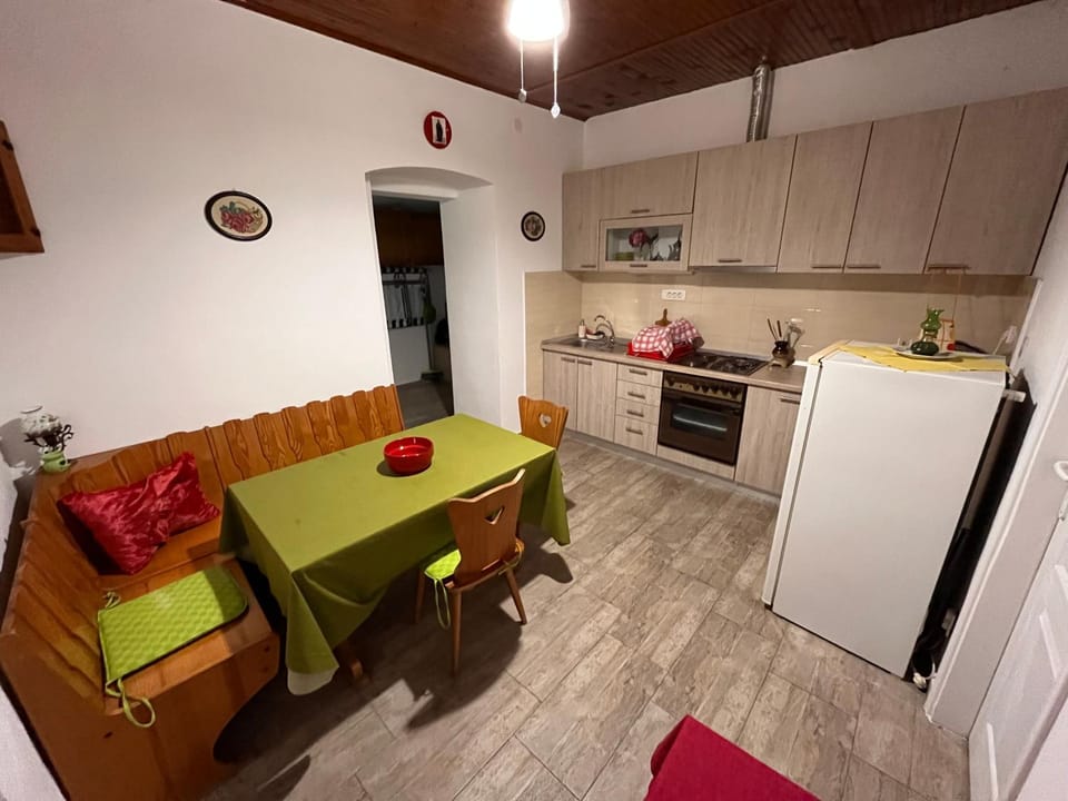 Kitchen or kitchenette, Dining area, dishwasher, pet friendly, stove, toaster