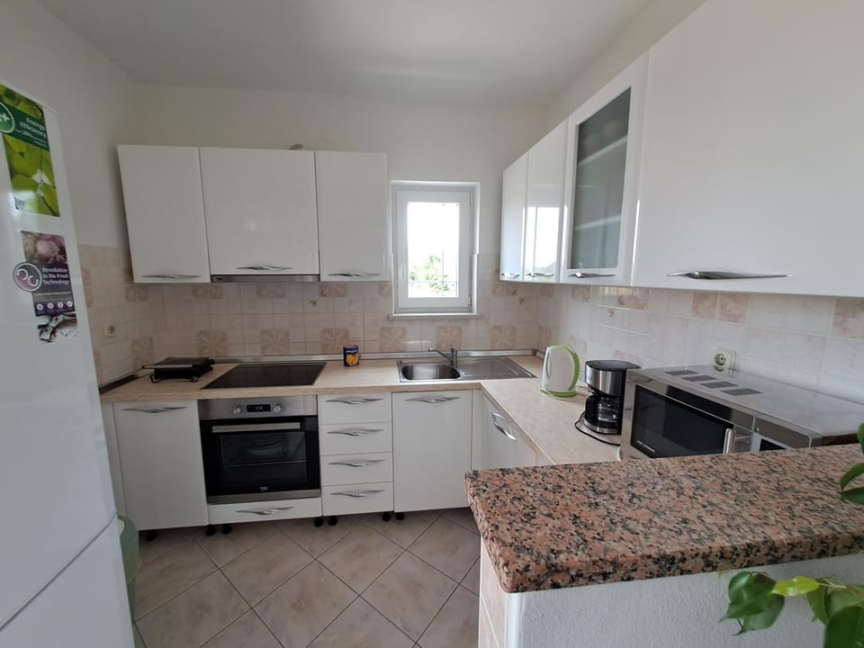 dishwasher, minibar, pet friendly, stove, toaster, kitchen