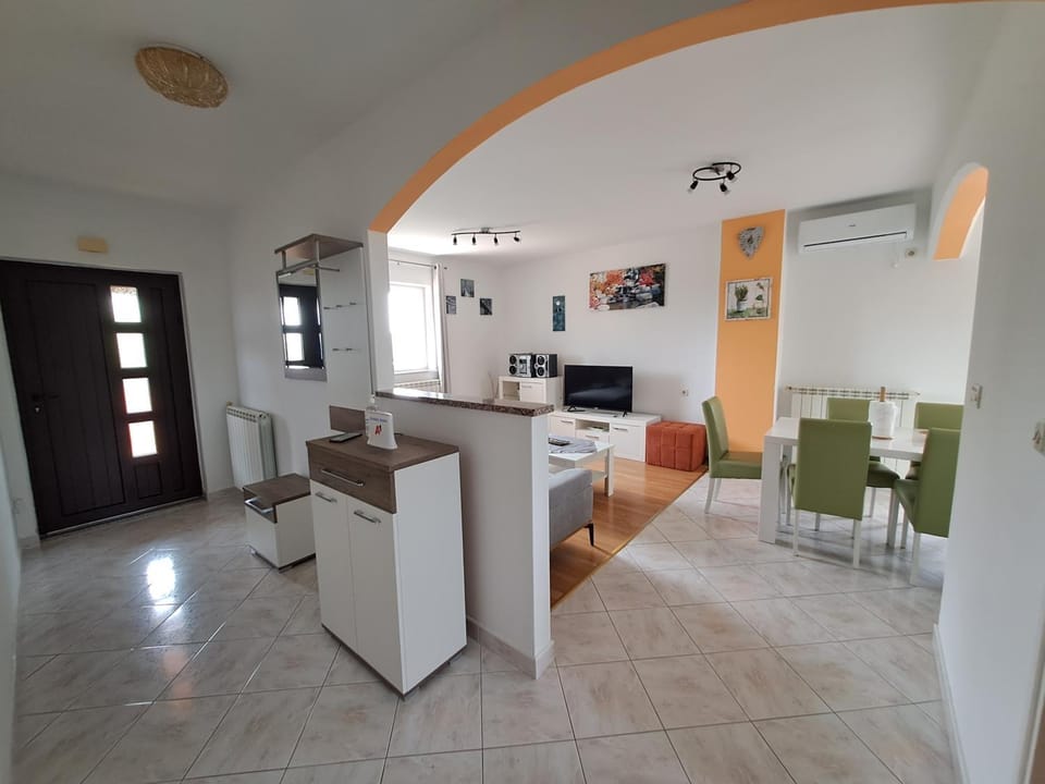 View (from property/room), Kitchen or kitchenette, Dining area