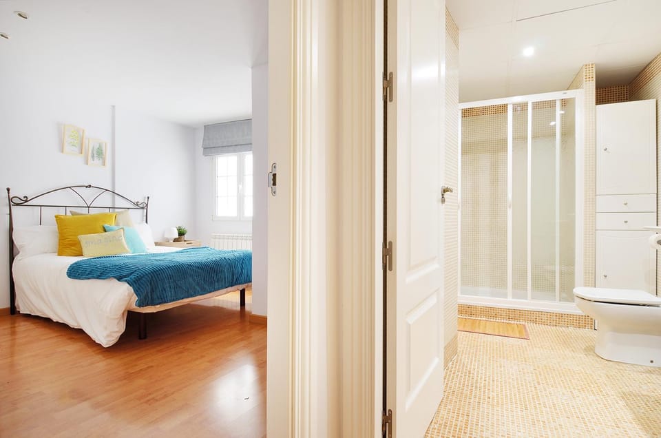 Bed, Bathroom, Photo of the whole room, Bedroom