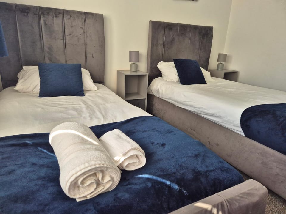 Bed, TV and multimedia, Bedroom, towels