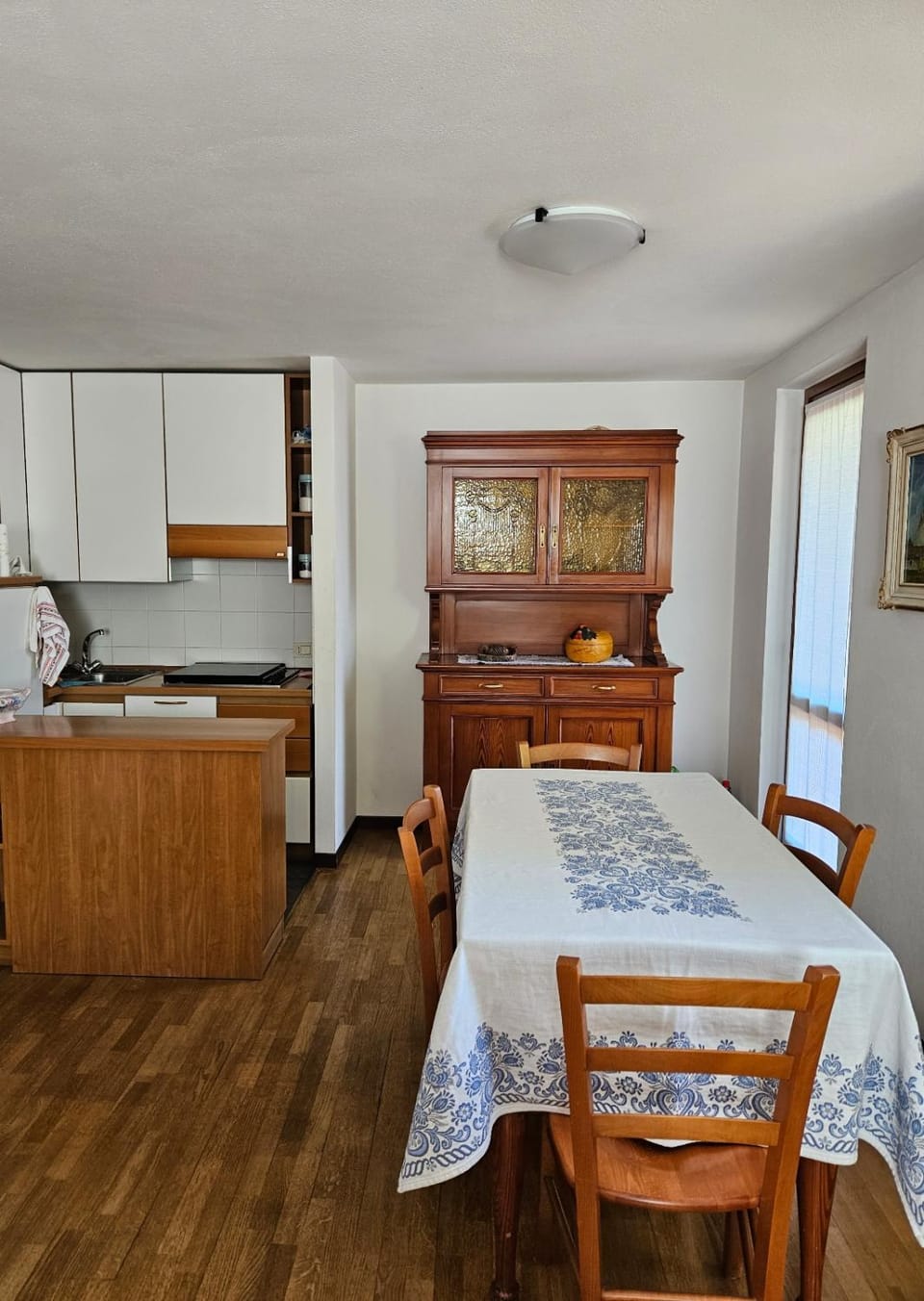 Kitchen or kitchenette, Dining area
