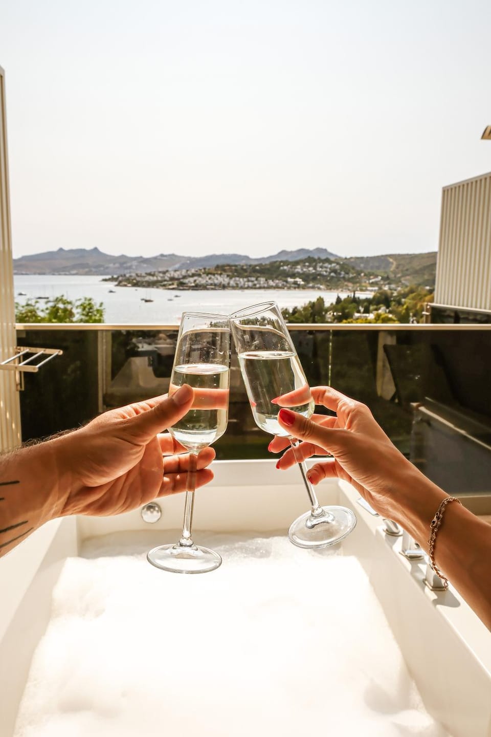 Day, People, Natural landscape, View (from property/room), Balcony/Terrace, Food and drinks, Guests, Sea view, Drinks, Alcoholic drinks, group of guests