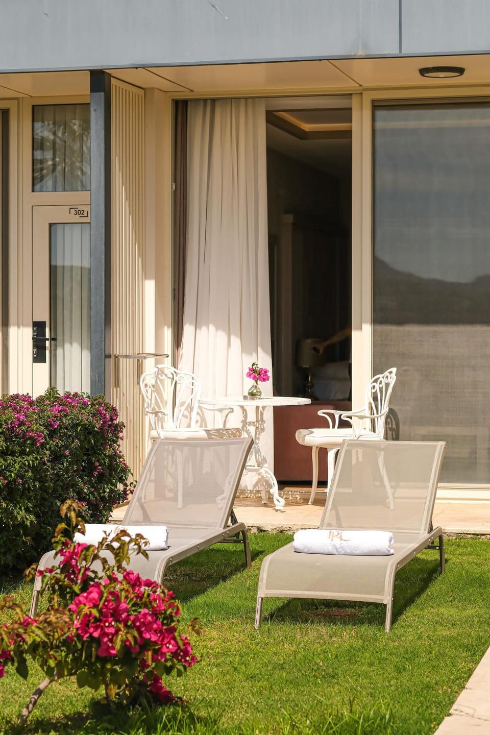 Patio, Spring, Day, Garden, Living room, Seating area, Garden view, sunbed