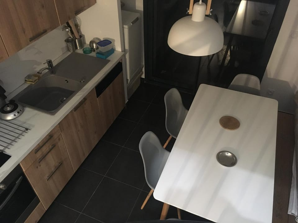 Kitchen or kitchenette, Dining area
