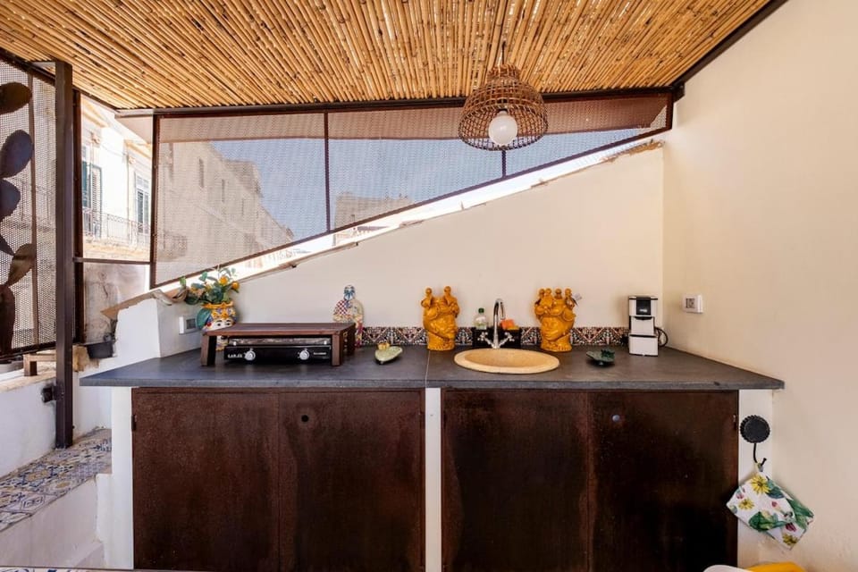 Kitchen or kitchenette, Food and drinks