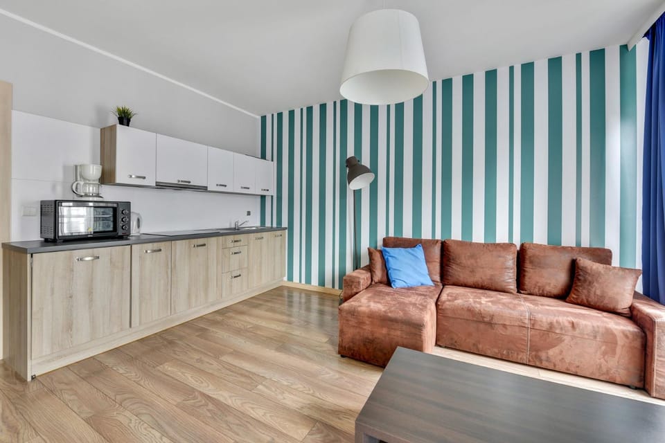 Coffee/tea facilities, Kitchen or kitchenette, Living room, Photo of the whole room, Seating area, Area and facilities, minibar
