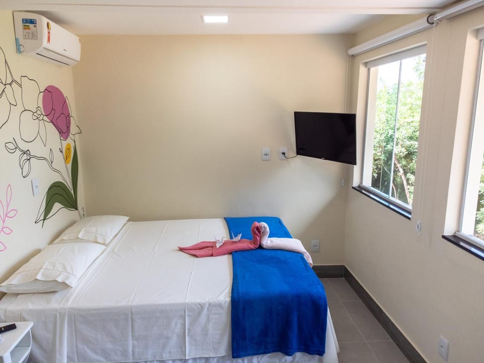 Bed, TV and multimedia, Photo of the whole room, Bedroom