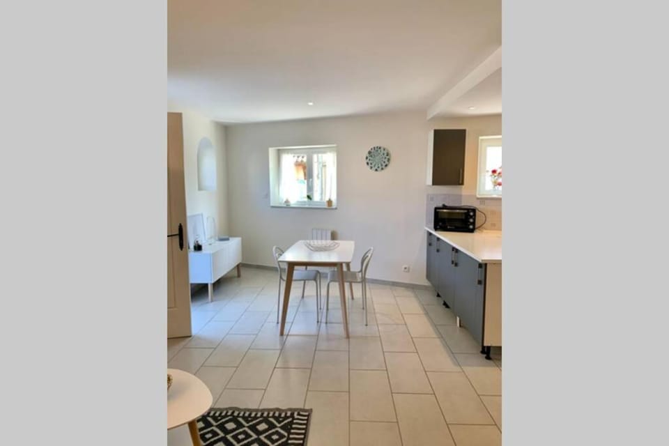 Appt 1 à 4 pers Cocoon,1,500 km sortie auto, 3 km Ctre Mâcon, PKG cour privée Apartment in Bourgogne-Franche-Comté