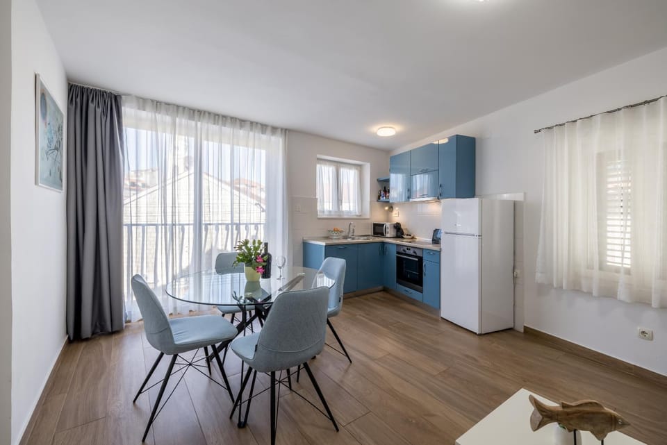Dining area, kitchen