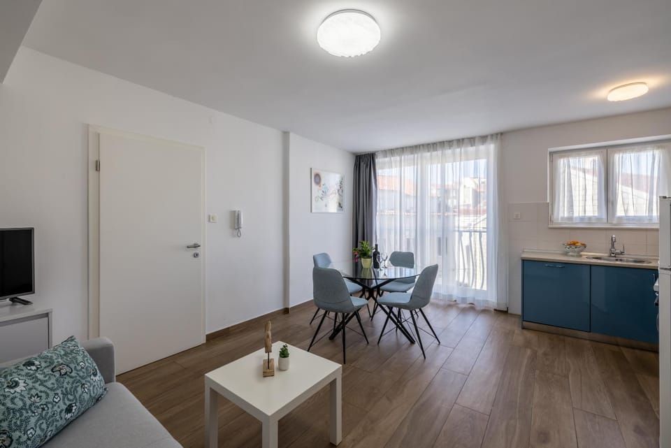 Dining area, kitchen