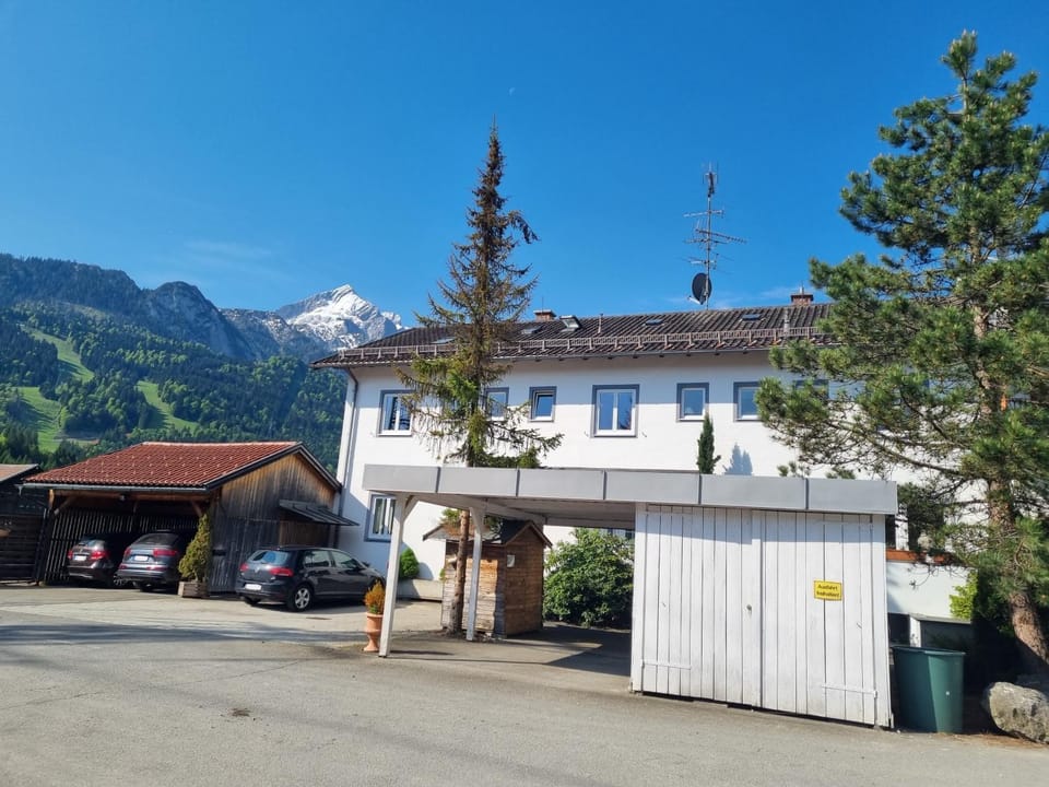 Haus Kreuzeckwiese - Self Catering Apartments Apartment in Grainau