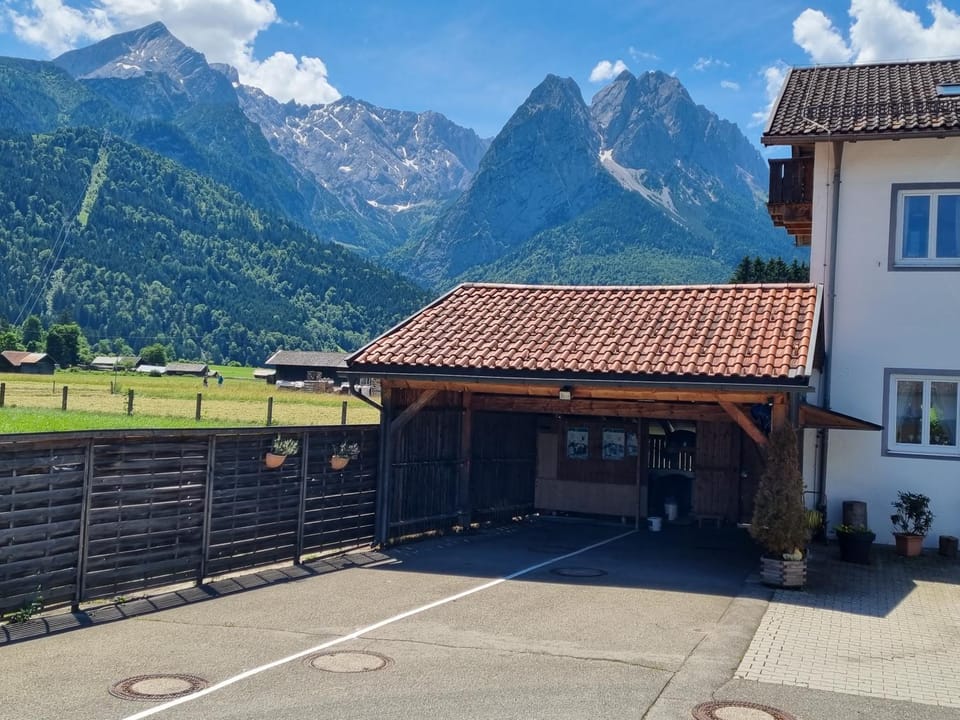 Haus Kreuzeckwiese - Self Catering Apartments Apartment in Grainau