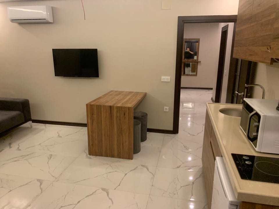 Kitchen or kitchenette, air conditioner