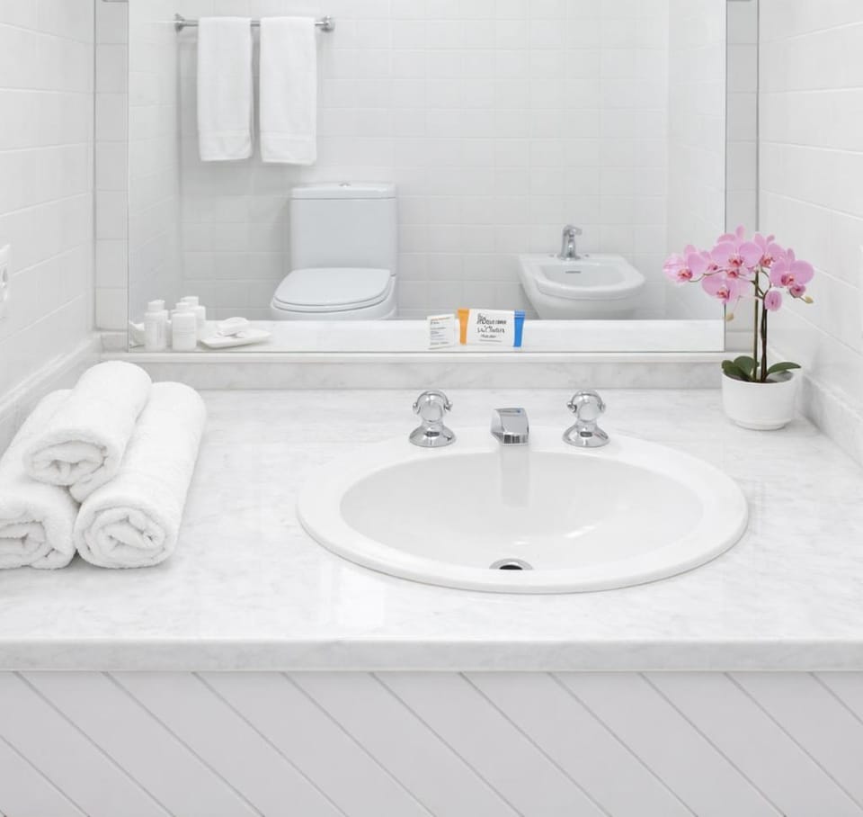 Shower, Bathroom, hair dryier, towels