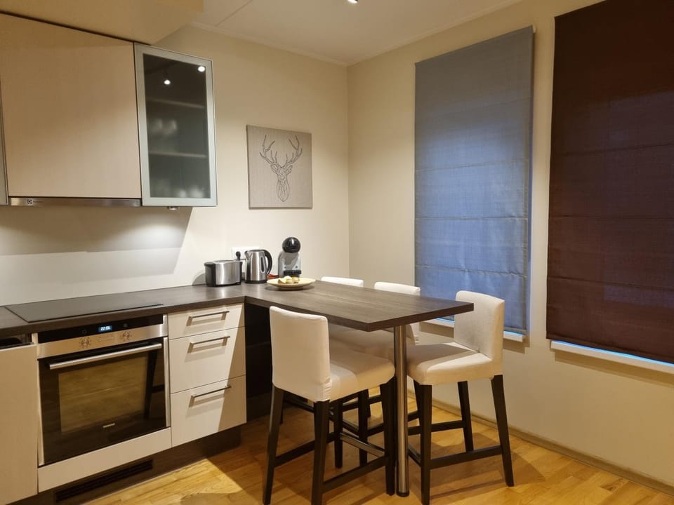 Kitchen or kitchenette, Dining area
